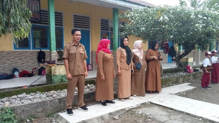 Apinsa (pria) guru honorer yang melakukan pemukulan terhadap muridnya yang ribut menggunakan rotan.