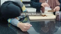 Dapurnya yang minimalis itu juga kerap dijadikan Arafah sebagai tempatnya membuat konten. Seperti konten membuat takjil bersama sang adik. Foto: YouTube