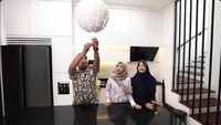 Dapur rumahnya itu juga terbuka. Berada tepat di samping tangga rumahnya untuk menuju lantai 2. Di depan dapurnya juga langsung ada meja island sekaligus untuk meja makan. Foto: YouTube