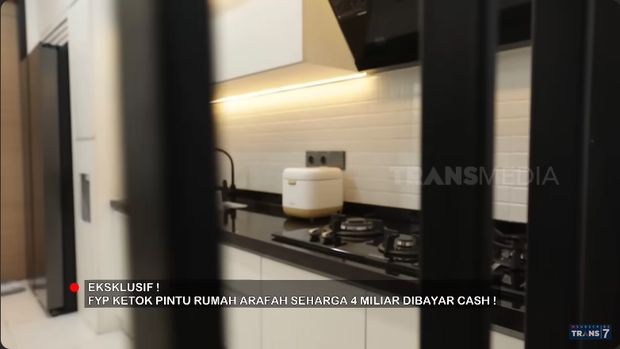 Dapur di rumah Arafah Rianti