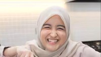 Arafah juga membuat konten menikmati seporsi nasi dan ayam goreng di meja makan dapurnya. Mejanya terbuat dari marmer hitam pekat. Foto: YouTube