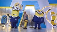 Sejumlah pengunjung berfoto saat meet and greet Minion Despicable Me 4 di Kota Kasablanka, Jakarta, Jumat (15/6/2024).