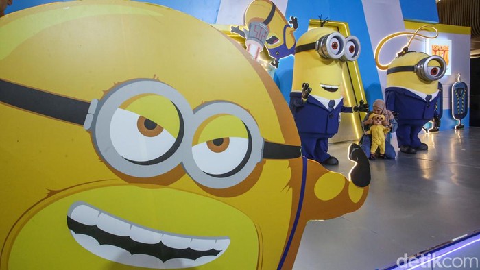 Asyiknya Bermain dan Foto Bersama Minion Despicable Me Menghabiskan waktu libur sekolah turut dimanfaatkan para orang tua untuk mengajak anak-anak berlibur, salah satunya dengan mengikuti meet and greet Minion Despicable Me 4 di Kokas, begini potretnya, Sabtu (15/6/2024).