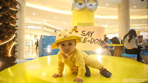 Menghabiskan waktu libur sekolah turut dimanfaatkan para orang tua untuk mengajak anak-anak berlibur, salah satunya dengan mengikuti meet and greet Minion Despicable Me 4 di Kokas, begini potretnya, Sabtu (15/6/2024).