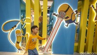 Anak-anak terlihat seru bermain di area meet and greet Minion Despicable Me. 