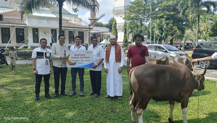 Bank Sumsel Babel serahkan bantuan hewan kurban ke masyarakat.