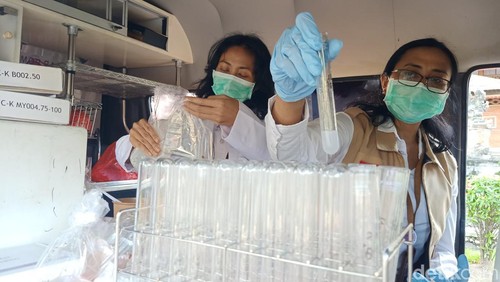 Pengujian sampel makanan oleh petugas BBPOM di arena PKB, Art Center Denpasar, Sabtu (15/6/2024).