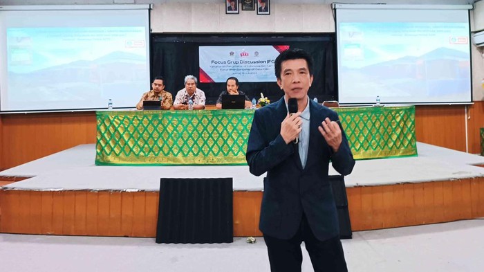 Pembicara Teknik Sipil Prof.Dr.ir. Nyoman Sutarja, MS, ahli Teknik Arsitektur Prof. Ngakan Sueca dan pengusaha bahan bangunan sukses Keng Effendi (Komisaris PT Comtech Metalindo Terpadu) melakukan diskusi tentang Ketahanan Bangunan dan Ketahanan Perumahan di Fakultas Teknik Universitas Udayana, Denpasar Bali, Jumat (14/6/2024).