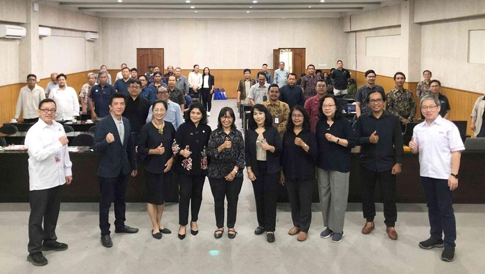 Pembicara Teknik Sipil Prof.Dr.ir. Nyoman Sutarja, MS, ahli Teknik Arsitektur Prof. Ngakan Sueca dan pengusaha bahan bangunan sukses Keng Effendi (Komisaris PT Comtech Metalindo Terpadu) melakukan diskusi tentang Ketahanan Bangunan dan Ketahanan Perumahan di Fakultas Teknik Universitas Udayana, Denpasar Bali, Jumat (14/6/2024).