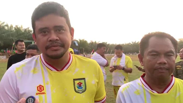 Bobby Nasution dan Darma Wijaya usai bermain sepakbola di Sergai (Dok. Istimewa)