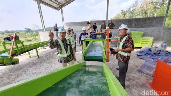 Bupati Bantul, Abdul Halim Muslih saat mengecek modul atau hanggar satu TPST Dingkikan yang siap beroperasi mulai Juli, Sabtu (15/6/2024).
