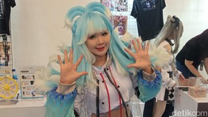 Selain itu, Clarissa Punipun yang bercosplay menjadi VTuber Kobo Kanaeru pun ramai dimintai foto oleh para pengunjung.  Foto: Muhammad Ahsan Nurrijal