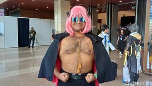 Salah satu cosplay yang paling mencuri perhatian yaitu cosplayer yang mengenakan kostum Anya Forger dari anime SPY x FAMILY, namun yang memakainya adalah seorang pria bertubuh besar. Foto: Muhammad Ahsan Nurrijal
