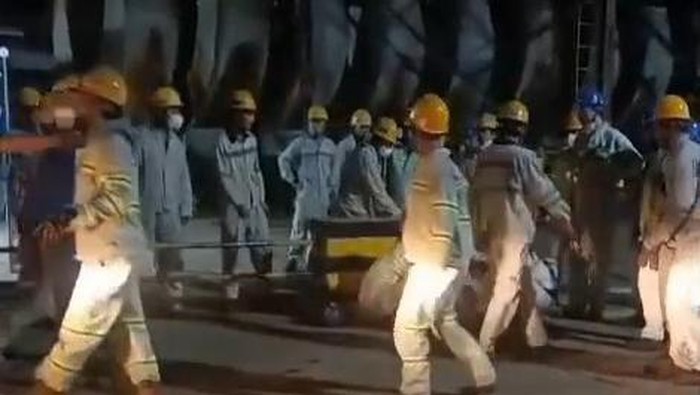 Dua pekerja korban ledakan tunggu PT ITSS Morowali dievakuasi emnggunakan truk.
