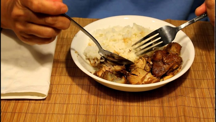 Duh! Pria Ini Ketahuan Selingkuh Gegara Makan Pakai Garpu dan Sendok
