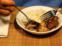 Duh! Pria Ini Ketahuan Selingkuh Gegara Makan Pakai Garpu dan Sendok