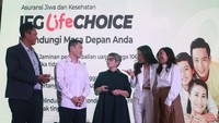Direktur Bisnis Individu PT Asuransi Jiwa IFG atau IFG Life Fabiola Noralita (tengah) berbincang dengan Bancassurance Product & Sales Department Head Bank BTN Bambang Widiyanto (kiri), dokter ahli onkologi ginekologi dr. Alexy Oktoman (kedua kiri), Puteri Indonesia 2002 Melanie Putria (kedua kanan), dan Head of Bancassurance IFG Life Intan Ambarsari (kanan) di sela-sela acara “LifeTalk” dengan mengangkat tema “Kehebatan di Balik Ketidakpastian” di Jakarta. 