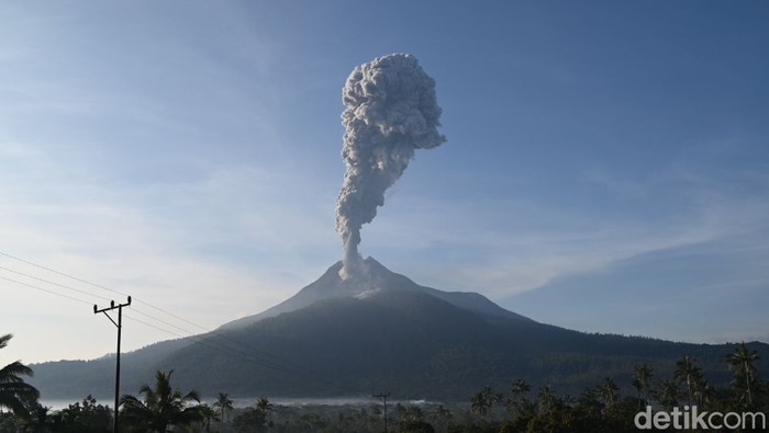 Eruspi Gunung Lewotobi Laki-laki di Flores Timur, pagi tadi, Sabtu (15/6/2024).