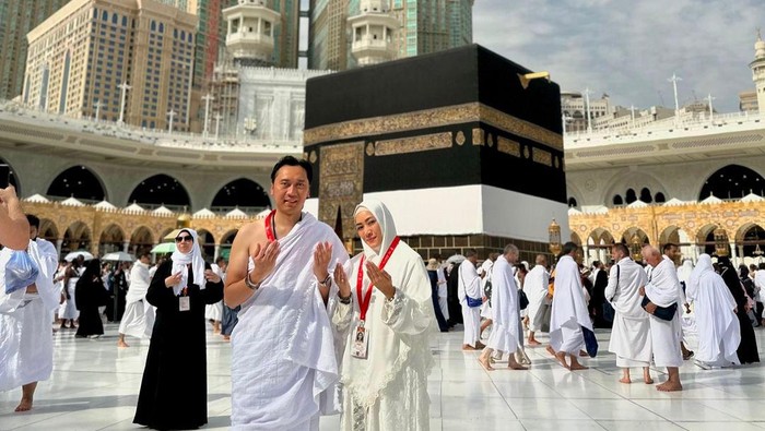 Ibas dan istrinya menunaukan haji bersama istrinya, Aliya