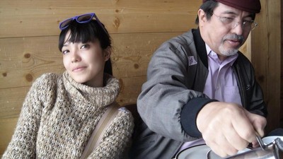 Gaya Keren Imelda Therinne yang Senang Ngopi dan Ngeteh Bareng Ayah