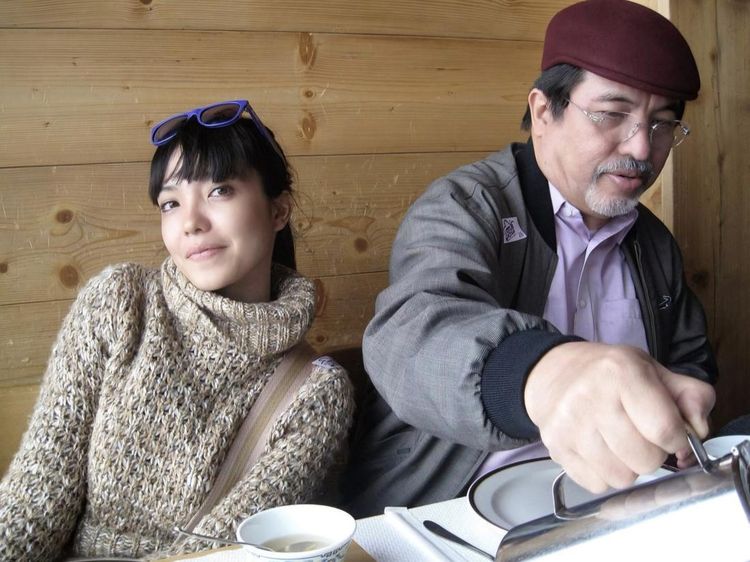 Gaya Keren Imelda Therinne yang Senang Ngopi dan Ngeteh Bareng Ayah