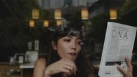 Di tangan Imelda, kafe bisa dipoles dan tampak keren. Gayanya saat minum jus berhasil diabadikan dengan ciamik hanya dengan duduk sambil membaca buku. Foto: Instagram/imeldatherinne