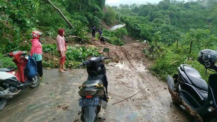 Jalan poros Pendopo-Tebing Tinggi longsor hingga lumpuh 2 hari.