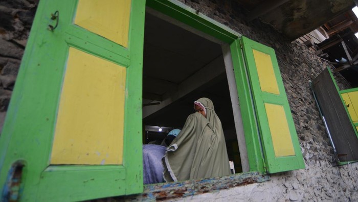 Khatib menyampaikan khotbah Idul Adha jamaah Tarekat Naqsabandiyah di Surau Baru Pauh, Padang, Sumatera Barat, Sabtu (15/6/2024). Tarekat Naqsabandiyah melaksanakan Idul Adha 1445 H dua hari lebih awal dari waktu yang ditetapkan pemerintah. ANTARA FOTO/Iggoy el Fitra/wpa.
