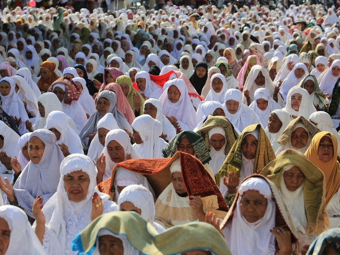 Jamaah Tarekat Syattariah mendengarkan tausiah seusai melaksanakan shalat Idul Adha 1445 Hijriah di halaman Masjid Syaikhuna Habib Muda Seunagan Desa Peuleukung, Seunagan Timur, Nagan Raya, Aceh, Sabtu (15/6/2024). Ribuan jamaah Tarekat Syattariah di daerah tersebut melaksanakan shalat Idul Adha 1445 H lebih awal dari jadwal yang ditetapkan Pemerintah. ANTARA FOTO/Syifa Yulinnas/wpa.