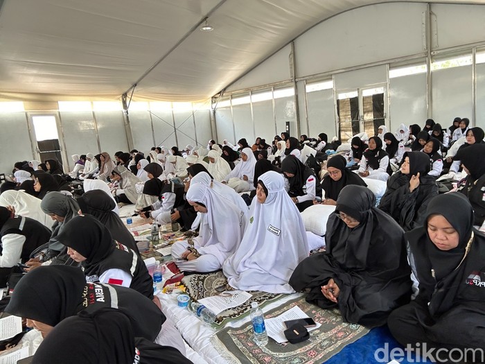 Jemaah haji RI wukuf di Arafah sambil mendoakan kemerdekaan Palestina, Sabtu (15/6/2024).