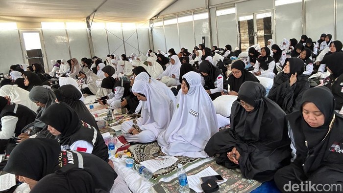 Jemaah haji melakukan wukuf di Arafah