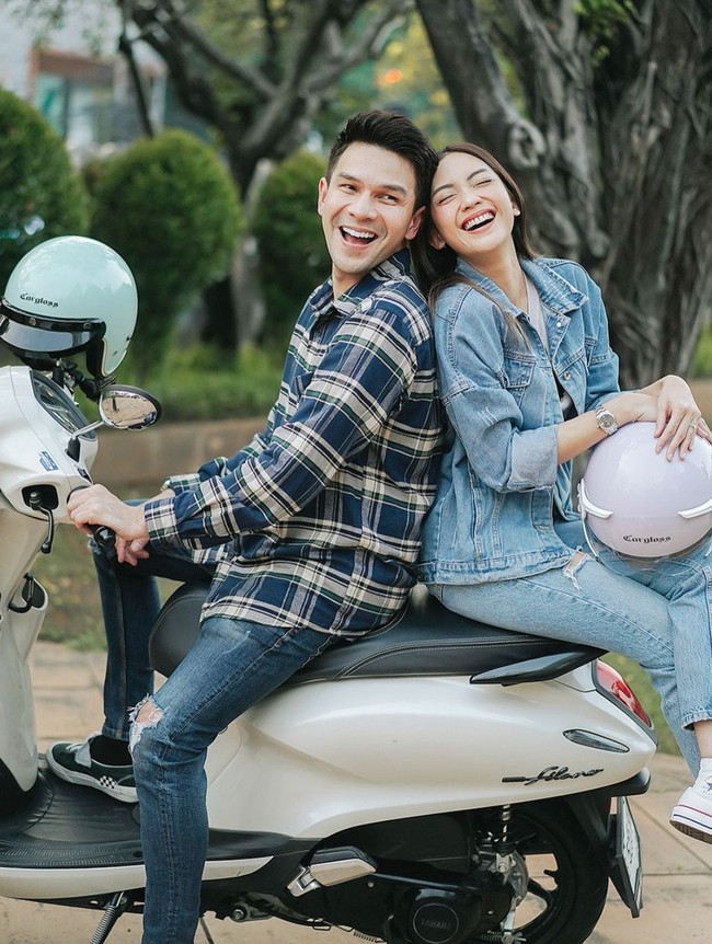 Melihat dari keterangan unggahan tampaknya foto dan video tersebut dibuat untuk tujuan pekerjaan. Keduanya terlibat proyek iklan sebuah merek helm bersama. Foto: Instagram/@ijonkfrizzy