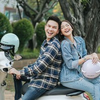 Melihat dari keterangan unggahan tampaknya foto dan video tersebut dibuat untuk tujuan pekerjaan. Keduanya terlibat proyek iklan sebuah merek helm bersama. Foto: Instagram/@ijonkfrizzy