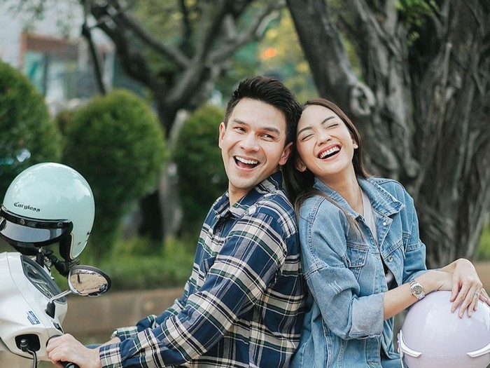 Jonathan Frizzy dan Ririn Dwi Ariyanti