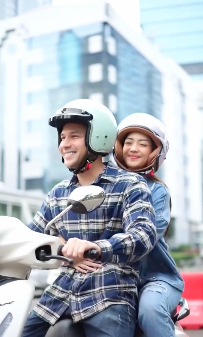 Boncengan naik motor, keduanya kompak mengenakan busana santai berwarna biru. Mesra, Ririn tampak memeluk dari belakang Jonathan Frizzy atau yang biasa disapa Ijonk. Foto: Instagram/@ijonkfrizzy