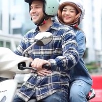 Boncengan naik motor, keduanya kompak mengenakan busana santai berwarna biru. Mesra, Ririn tampak memeluk dari belakang Jonathan Frizzy atau yang biasa disapa Ijonk. Foto: Instagram/@ijonkfrizzy