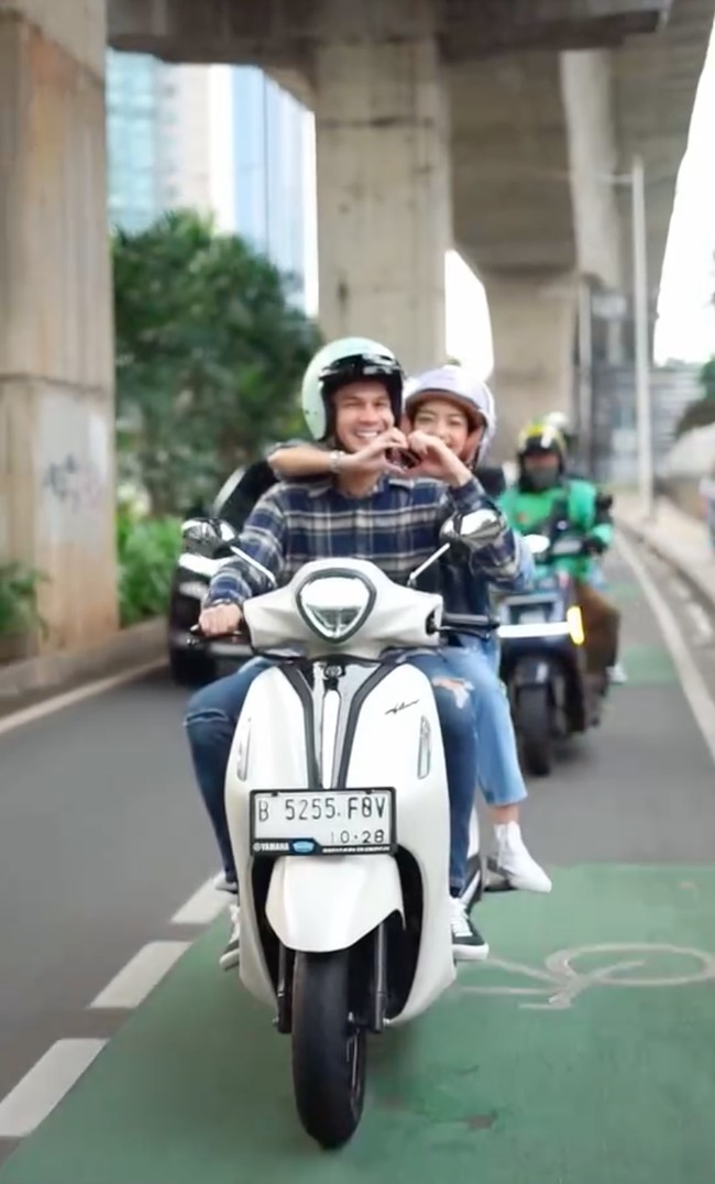 Keduanya juga tampak membuat love sign bersama. Bak pasangan kekasih, unggahannya tersebut membuat tak sedikit netizen yang mendugaa jika keduanya mungkin sudah berpacaran. Foto: Instagram/@ijonkfrizzy
