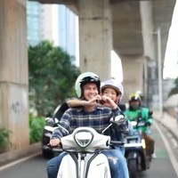 Keduanya juga tampak membuat love sign bersama. Bak pasangan kekasih, unggahannya tersebut membuat tak sedikit netizen yang mendugaa jika keduanya mungkin sudah berpacaran. Foto: Instagram/@ijonkfrizzy