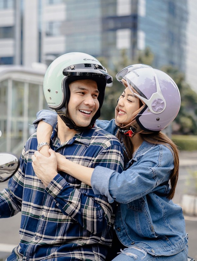 Meski hanya sebatas iklan, namun pasangan dalam sinetron itu memang memiliki chemistry yang kuat. Lihat saja momen saat keduanya saling bertatapan. Foto: Instagram/@ijonkfrizzy