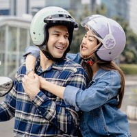 Meski hanya sebatas iklan, namun pasangan dalam sinetron itu memang memiliki chemistry yang kuat. Lihat saja momen saat keduanya saling bertatapan. Foto: Instagram/@ijonkfrizzy