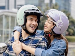 7 Foto Mesra Jonathan Frizzy & Ririn Dwi Ariyanti, Bikin Love Sign - Pelukan