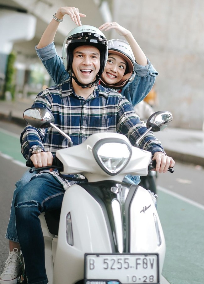 Sudah sama-sama berstatus single, keduanya pun beberapa kali terlihat menghadiri momen yang sama. Tampaknya kini Ijonk dan Ririn juga sudah tak ragu membagikan kemesraan mereka meski hanya sebuah iklan. Foto: Instagram/@ijonkfrizzy