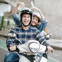 Sudah sama-sama berstatus single, keduanya pun beberapa kali terlihat menghadiri momen yang sama. Tampaknya kini Ijonk dan Ririn juga sudah tak ragu membagikan kemesraan mereka meski hanya sebuah iklan. Foto: Instagram/@ijonkfrizzy