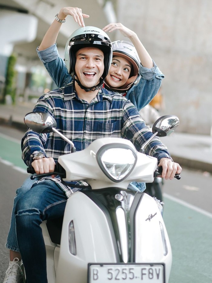 Jonathan Frizzy dan Ririn Dwi Ariyanti