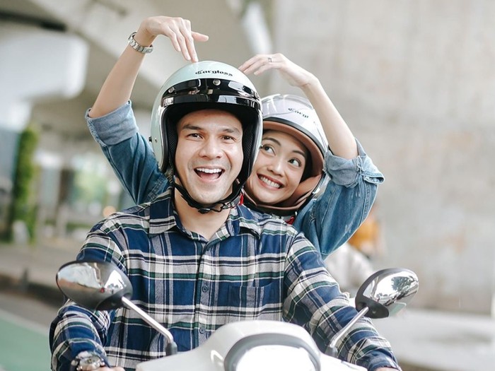 Jonathan Frizzy dan Ririn Dwi Ariyanti