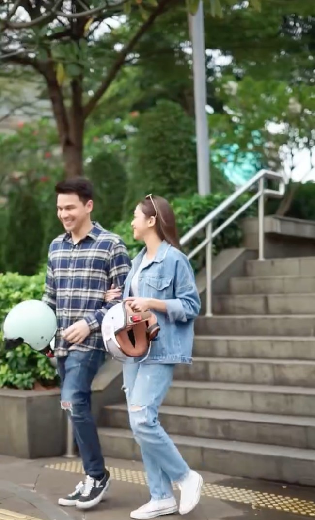 Jonathan Frizzy baru saja membagikan potret dirinya saat sedang boncengan motor dengan Ririn Dwi Ariyanti. Unggahannya itu pun langsung mencuri atensi dan bikin heboh. Pasalnya keduanyaa terlihat tampil mesra. Foto: Instagram/@ijonkfrizzy