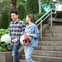 Jonathan Frizzy baru saja membagikan potret dirinya saat sedang boncengan motor dengan Ririn Dwi Ariyanti. Unggahannya itu pun langsung mencuri atensi dan bikin heboh. Pasalnya keduanyaa terlihat tampil mesra. Foto: Instagram/@ijonkfrizzy