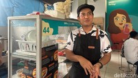 Riku, salah satu pemilik Kanita Kitchen. Ia menawarkan nasi goreng kecombrang dengan harga mulai dari Rp 18 ribu.