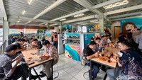 Saat jam makan siang sekitar pukul 12 siang, kantin ini langsung diserbu karyawan kantoran. Mereka menempati bangku dan meja kosong di tiap lantai.
