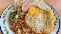 Pesanan detikfood berupa nasi goreng kecombrang ayam dengan topping telur mata sapi. Harganya Rp 23 ribu dengan porsi dan rasa memuaskan.
